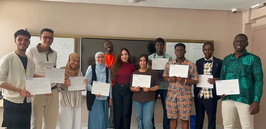 Des participants avec leurs attestations de formation Entrepreneur Cup