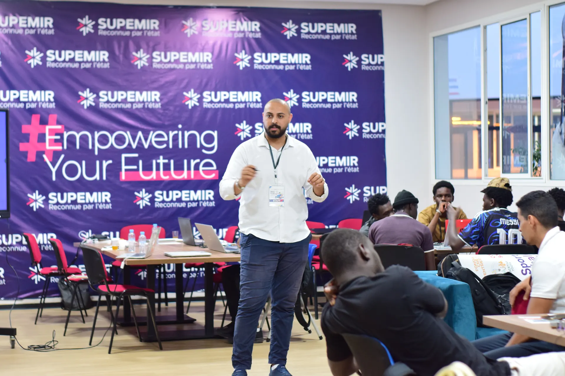Intervenant du Sport Arena Challenge devant le mur SUPEMIR Empowering Your Future