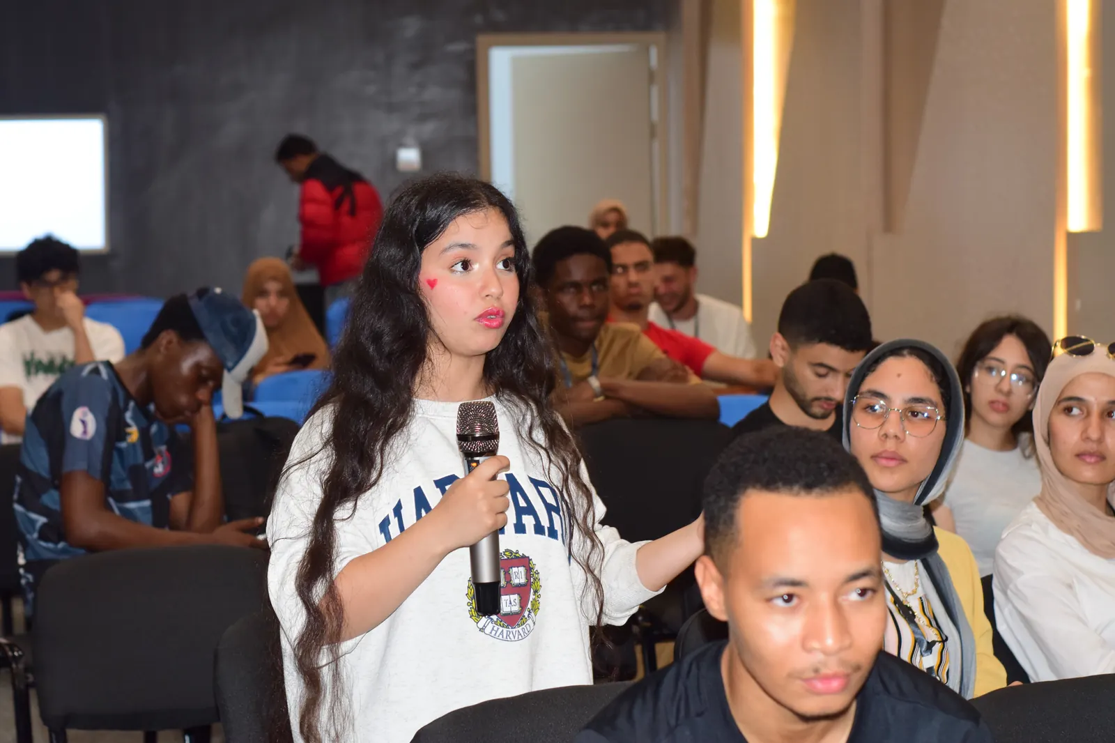 Une participante présente son idée au micro