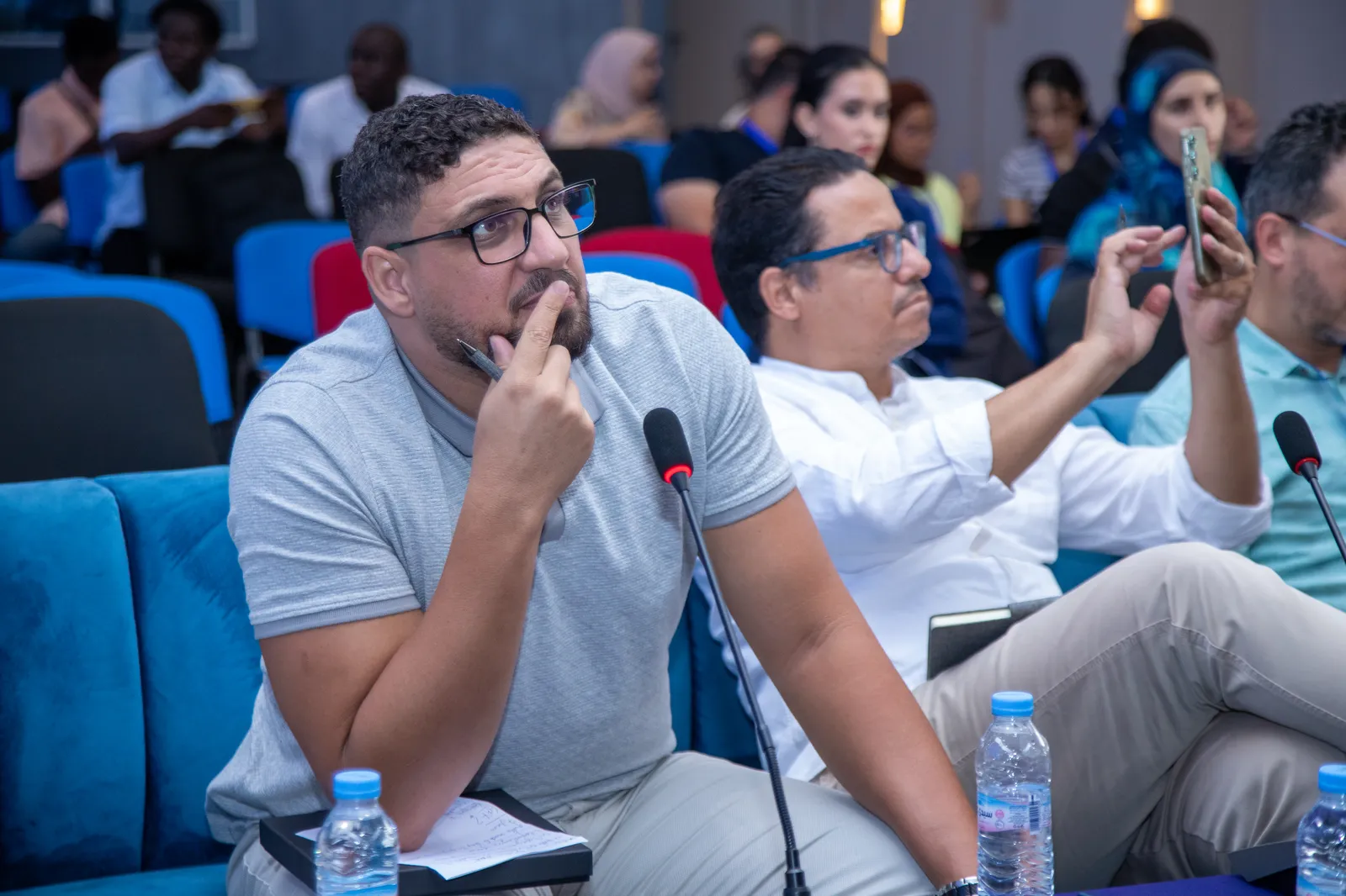 Les finalistes du concours YouDev avec leurs attestations, sous la bannière de la grande finale