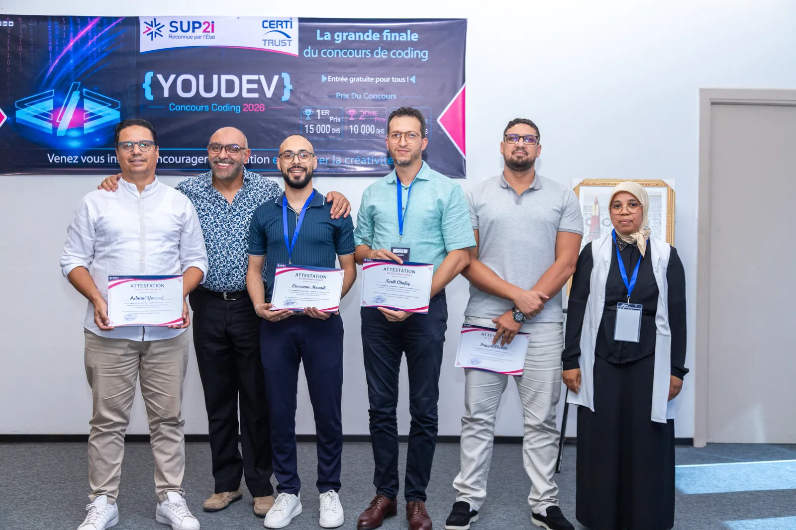 Des lauréates récompensées sur scène avec leur trophée