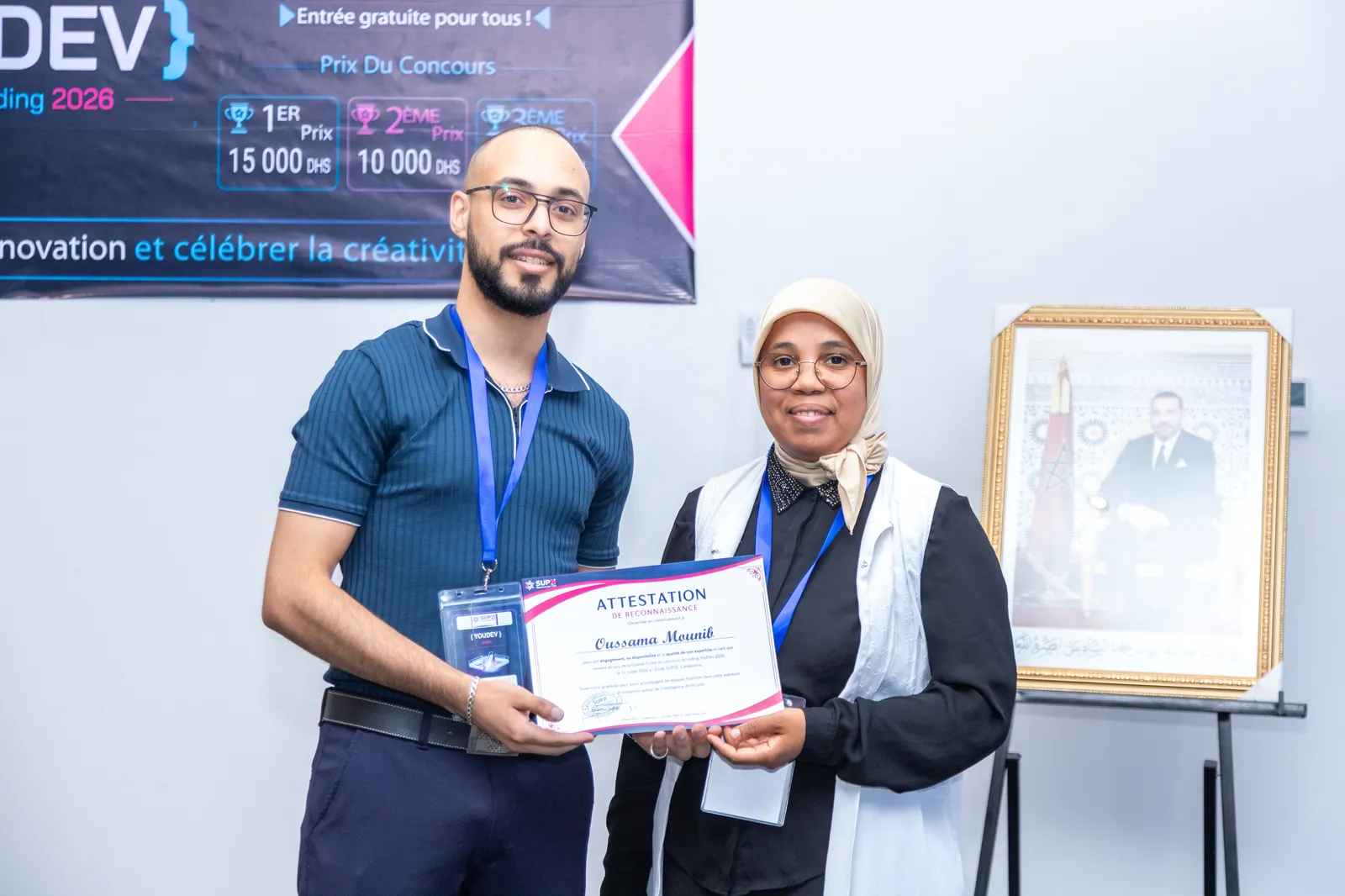 Remise d’attestation à un participant du concours YouDev